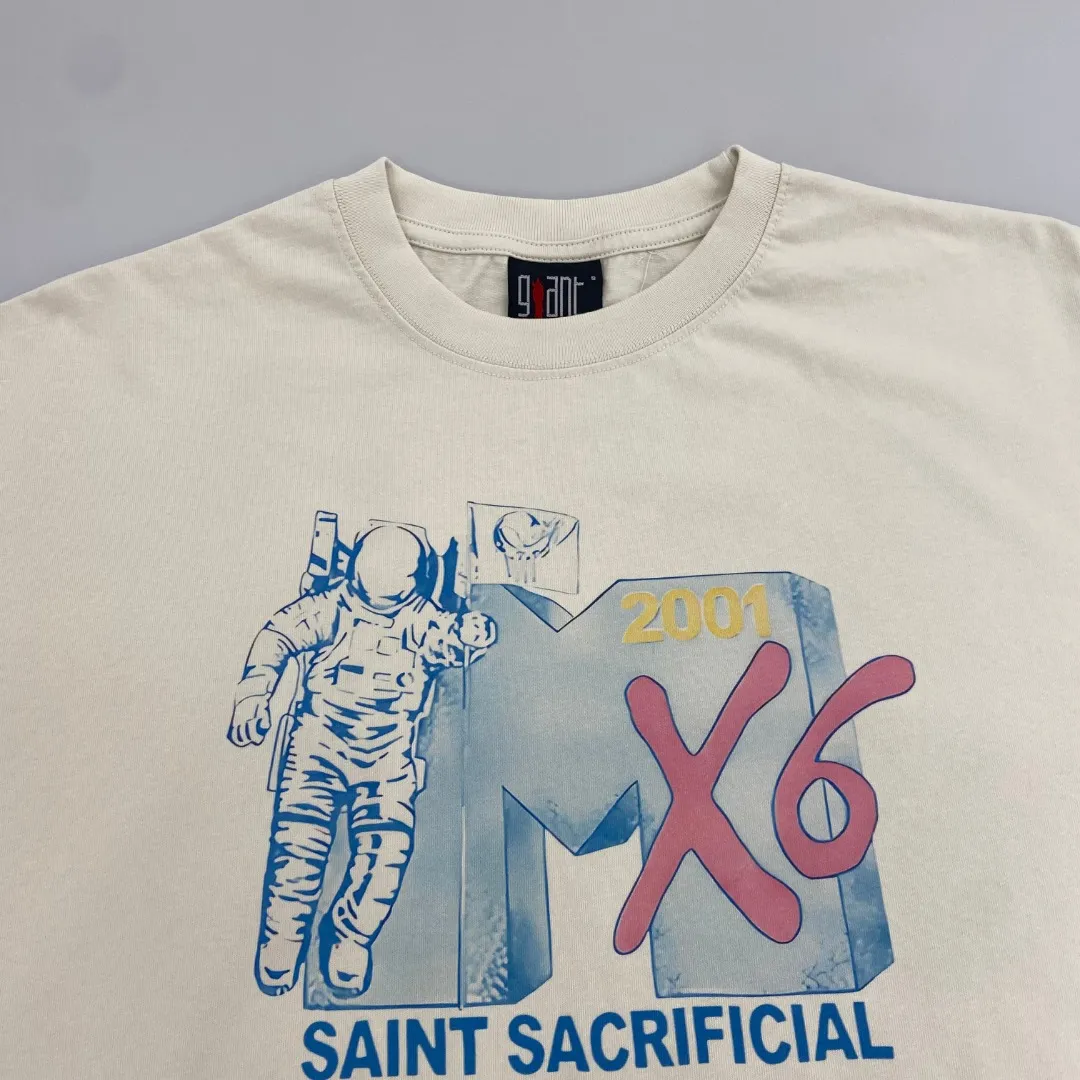 Stylish brand Saint Michael's co-branded digital English printed retro Vintage loose round neck short sleeves. Digital white ink direct injection. The fabric is breathable and the pattern is three-dimensional and clear. Fabric: Double yarn 240g Style number: S808 Size: S-M-L-XL Color: Off-white Price: P110